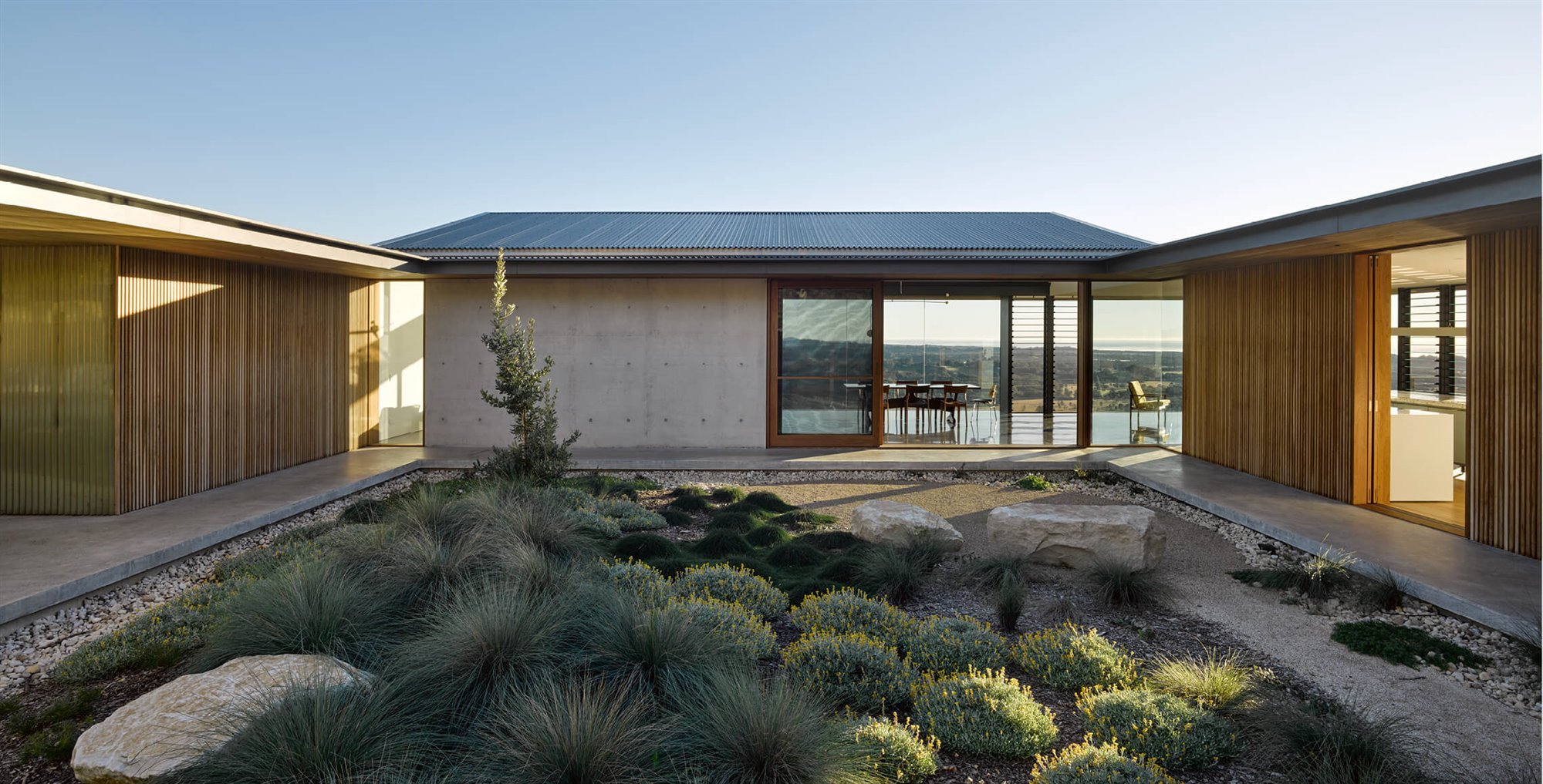 Casa moderna sobre una colina en Byron Bay Australia patio con jardin