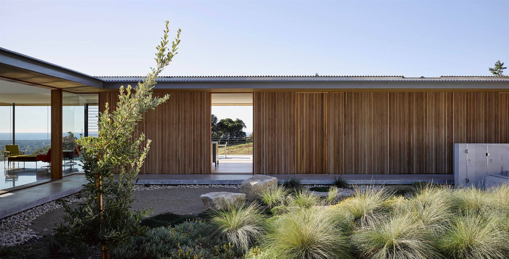 Casa moderna sobre una colina en Byron Bay Australia patio interior