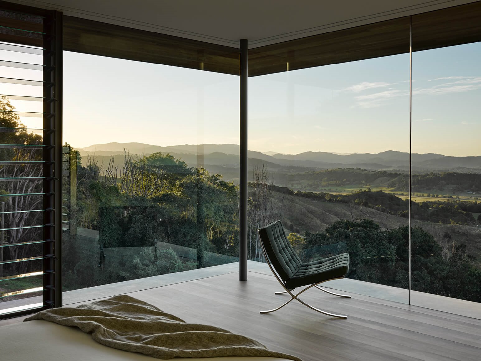 Casa moderna sobre una colina en Byron Bay Australia salon con silla de mies van der rohe