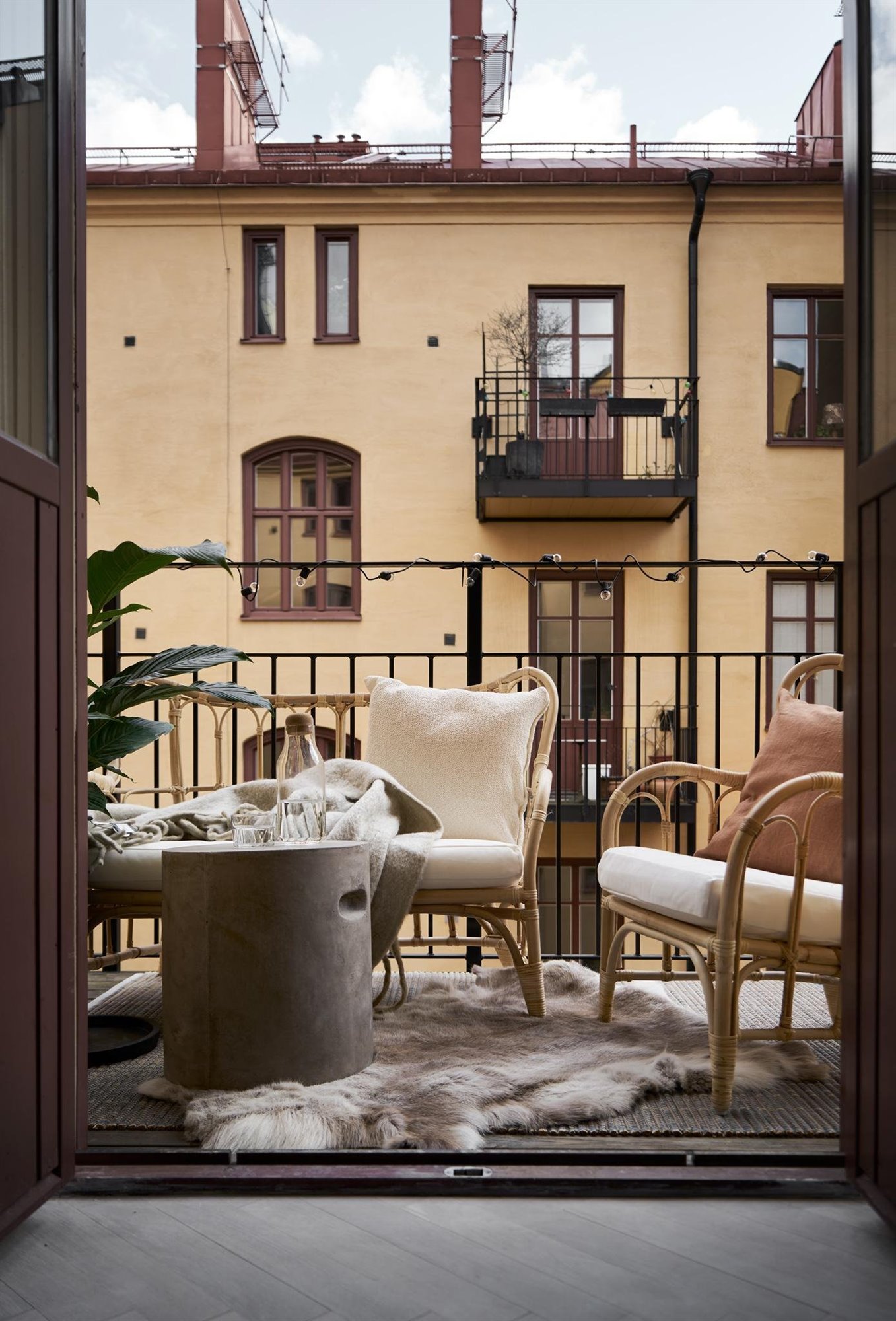 Piso con decoracion Nordica moderno con techos con molduras balcon
