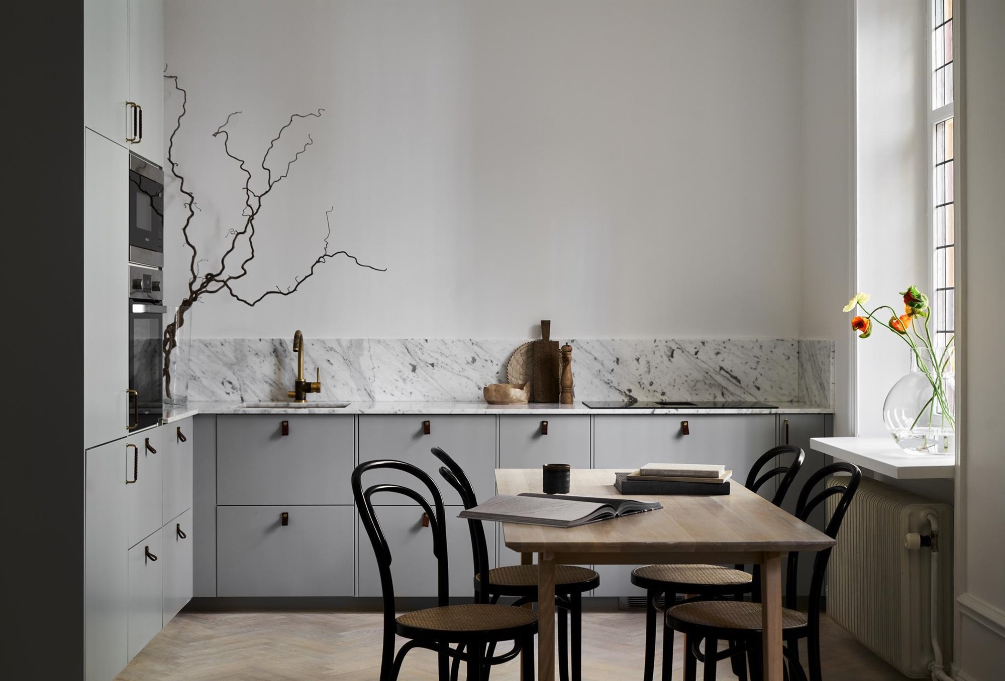 Piso con decoracion Nordica moderno con techos con molduras cocina con muebles de color gris