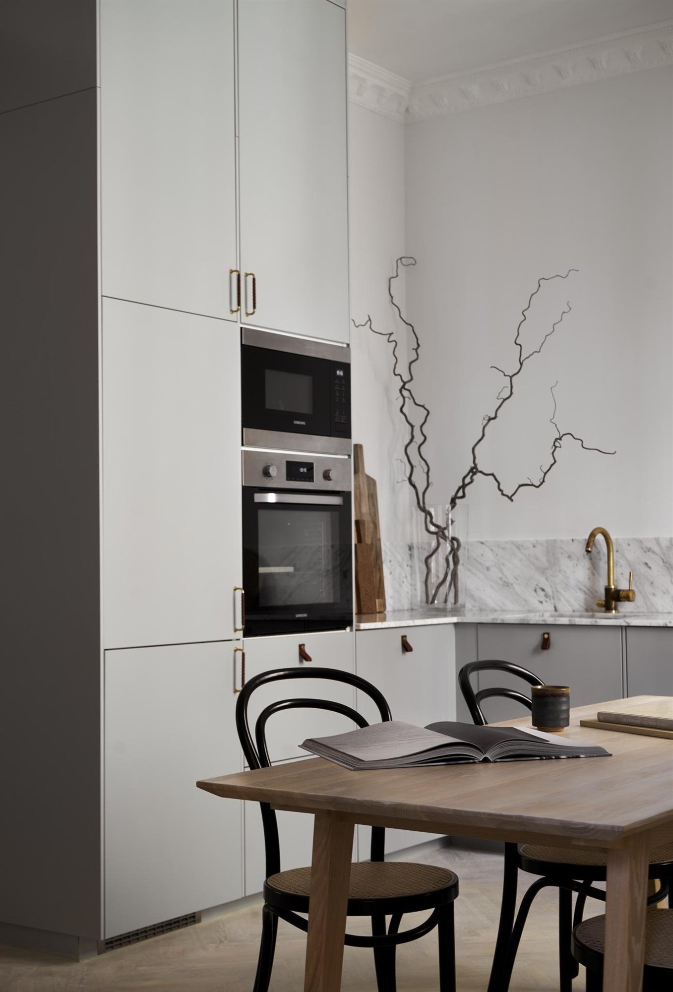 Piso con decoracion Nordica moderno con techos con molduras cocina