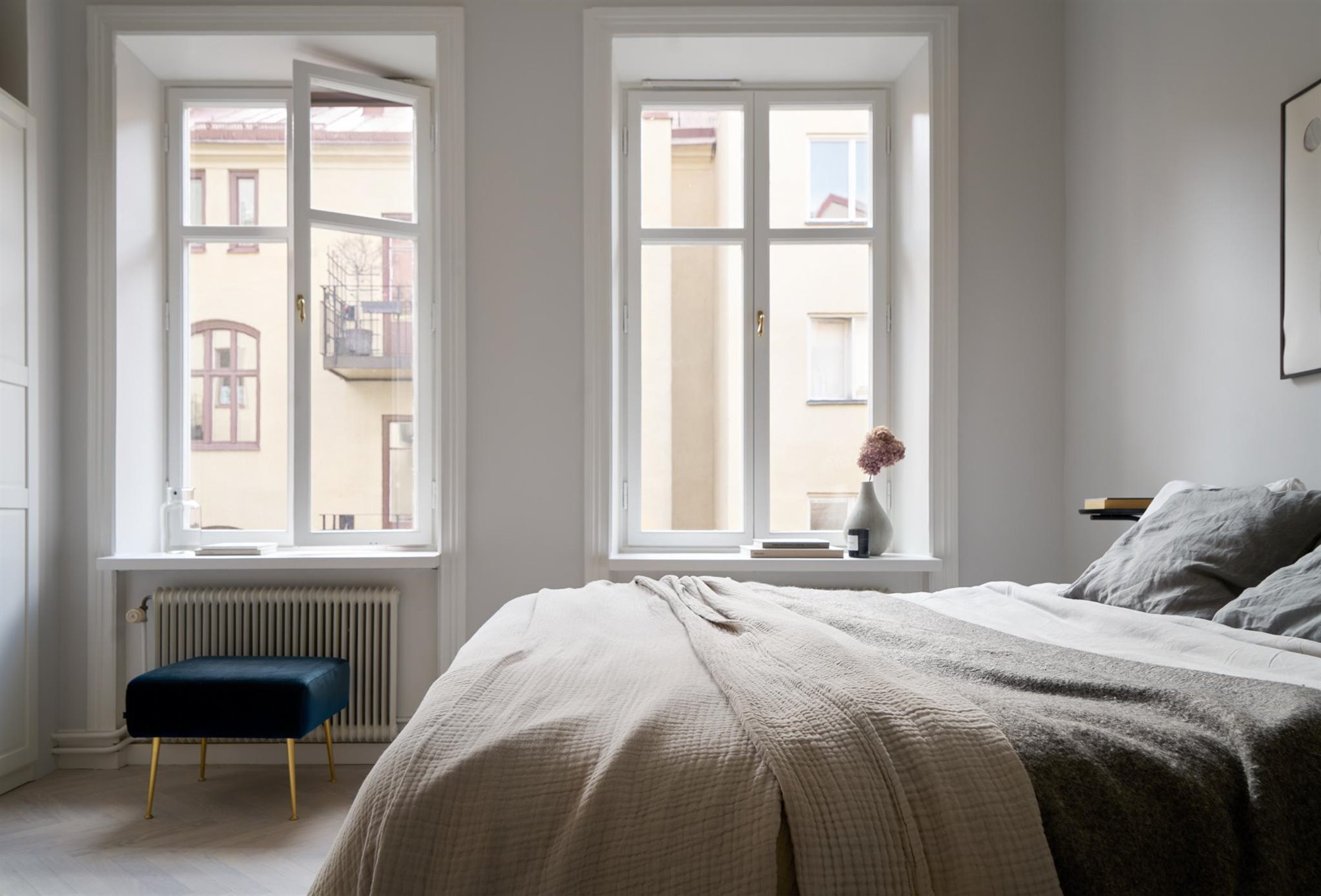 Piso con decoracion Nordica moderno con techos con molduras dormitorio con ventanas