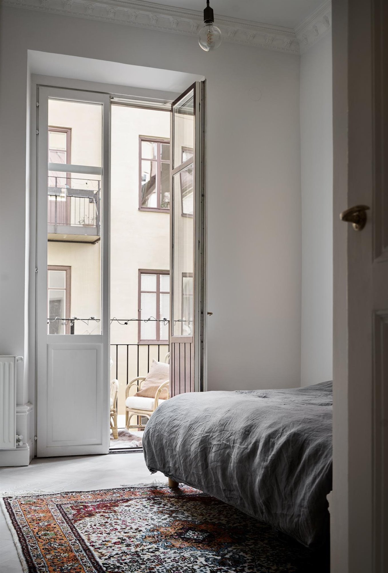 Piso con decoracion Nordica moderno con techos con molduras dormitorio
