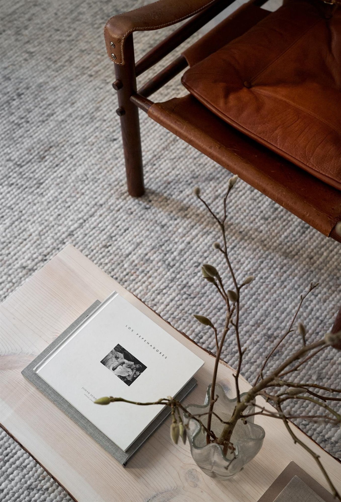 Piso con decoracion Nordica moderno con techos con molduras suelos con alfombras