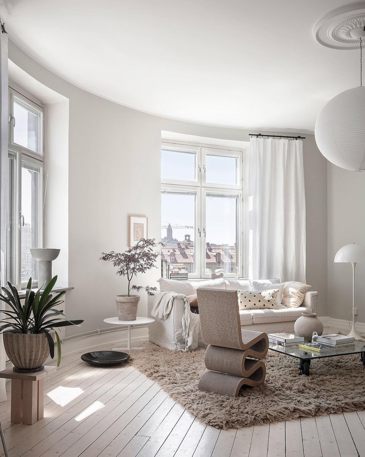 Salon con lampara de techo de papel de un piso con grandes ventanas. Buscar en segunda mano