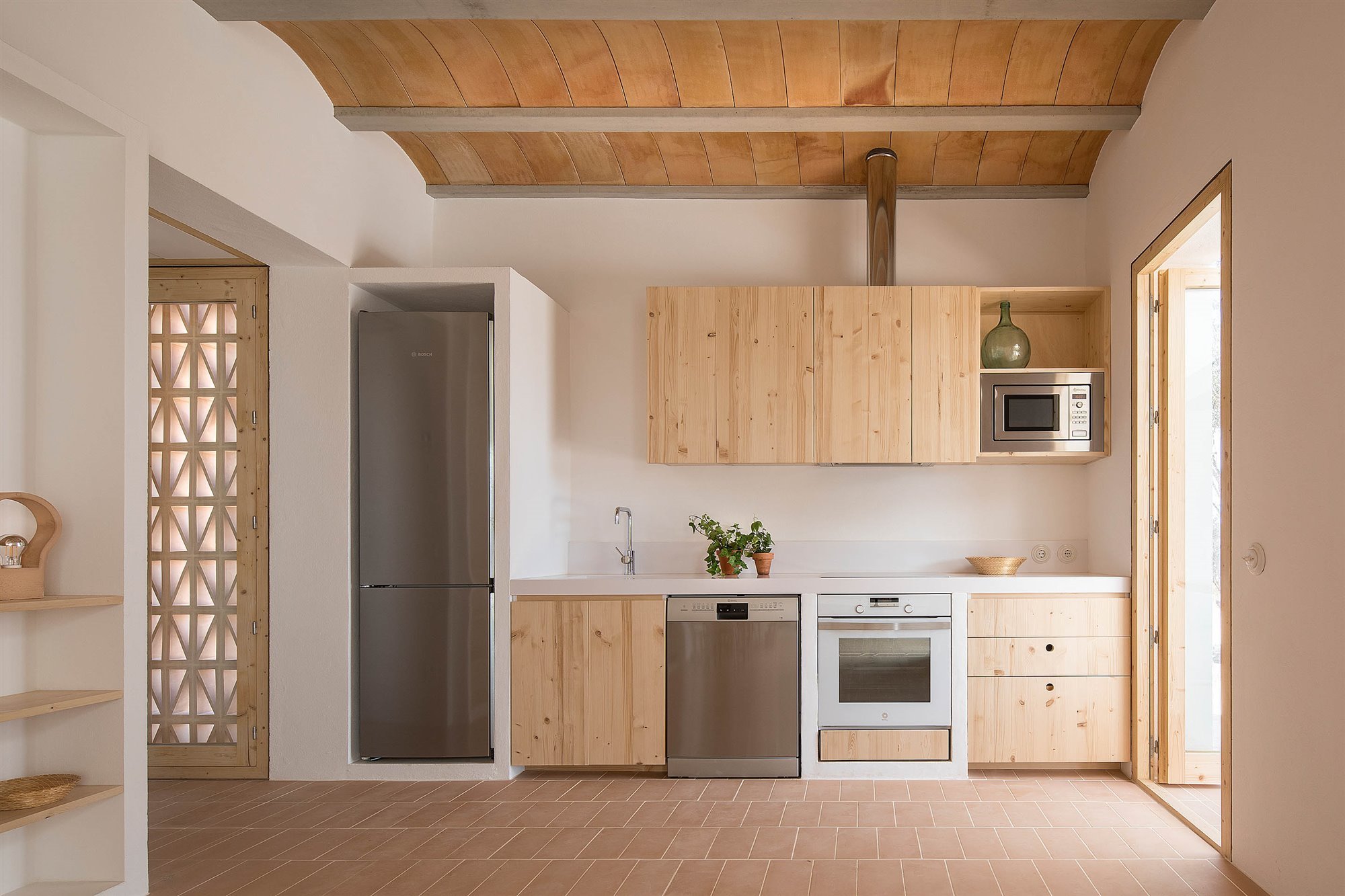 Casa blanca en Formentera del arquitecto Maria Castello cocina con muebles de madera