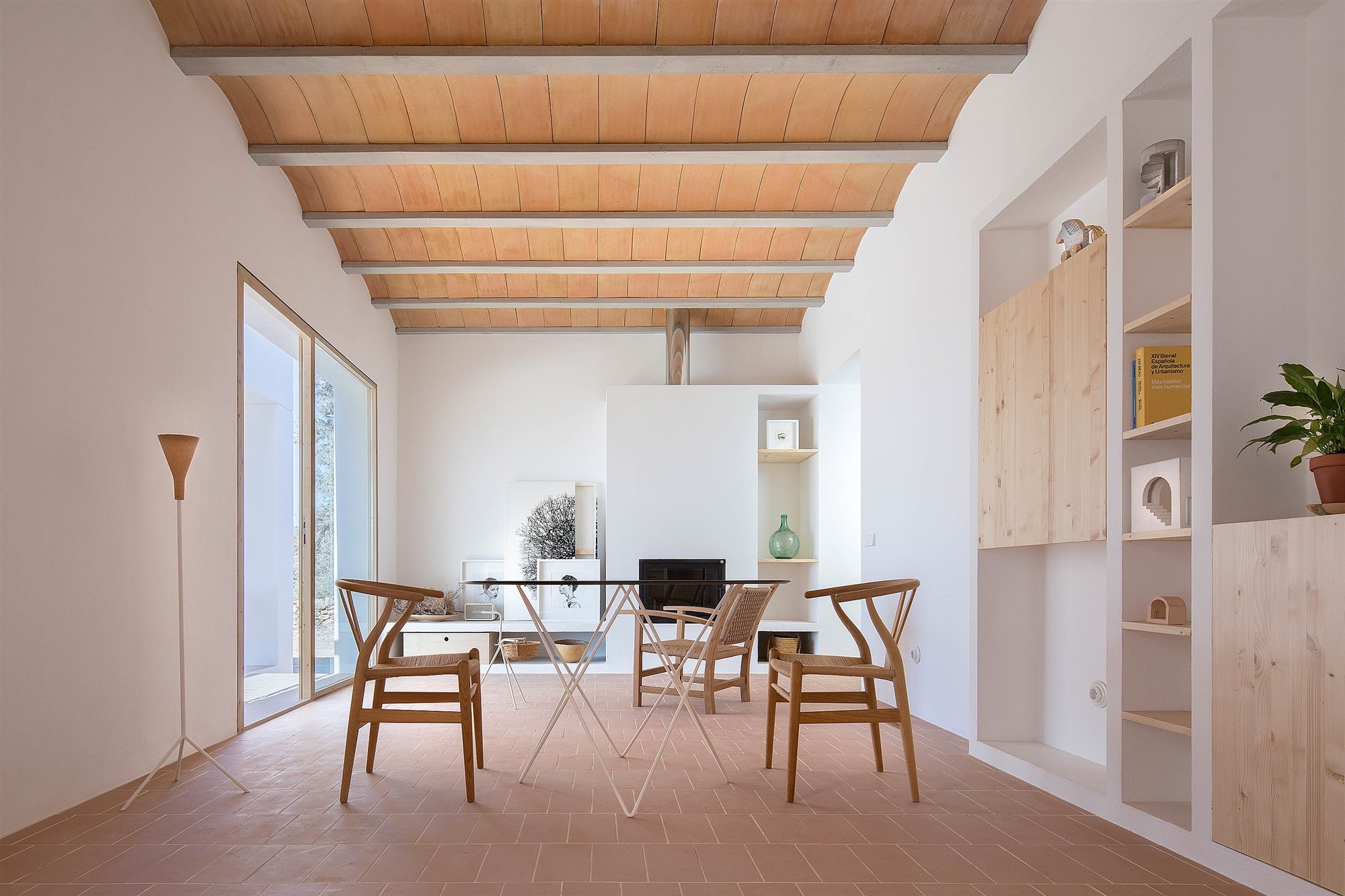 Casa blanca en Formentera del arquitecto Maria Castello comedor con muebles de obra