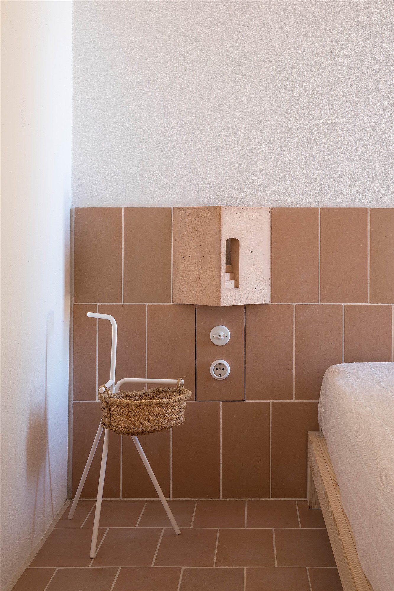 Casa blanca en Formentera del arquitecto Maria Castello detalle de los enchufes del dormitorio