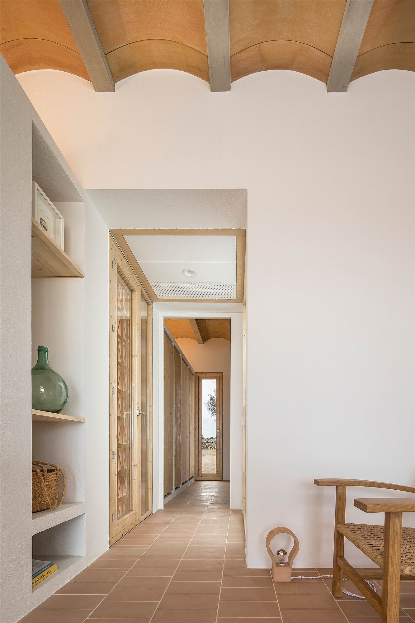 Casa blanca en Formentera del arquitecto Maria Castello estanterias de obra