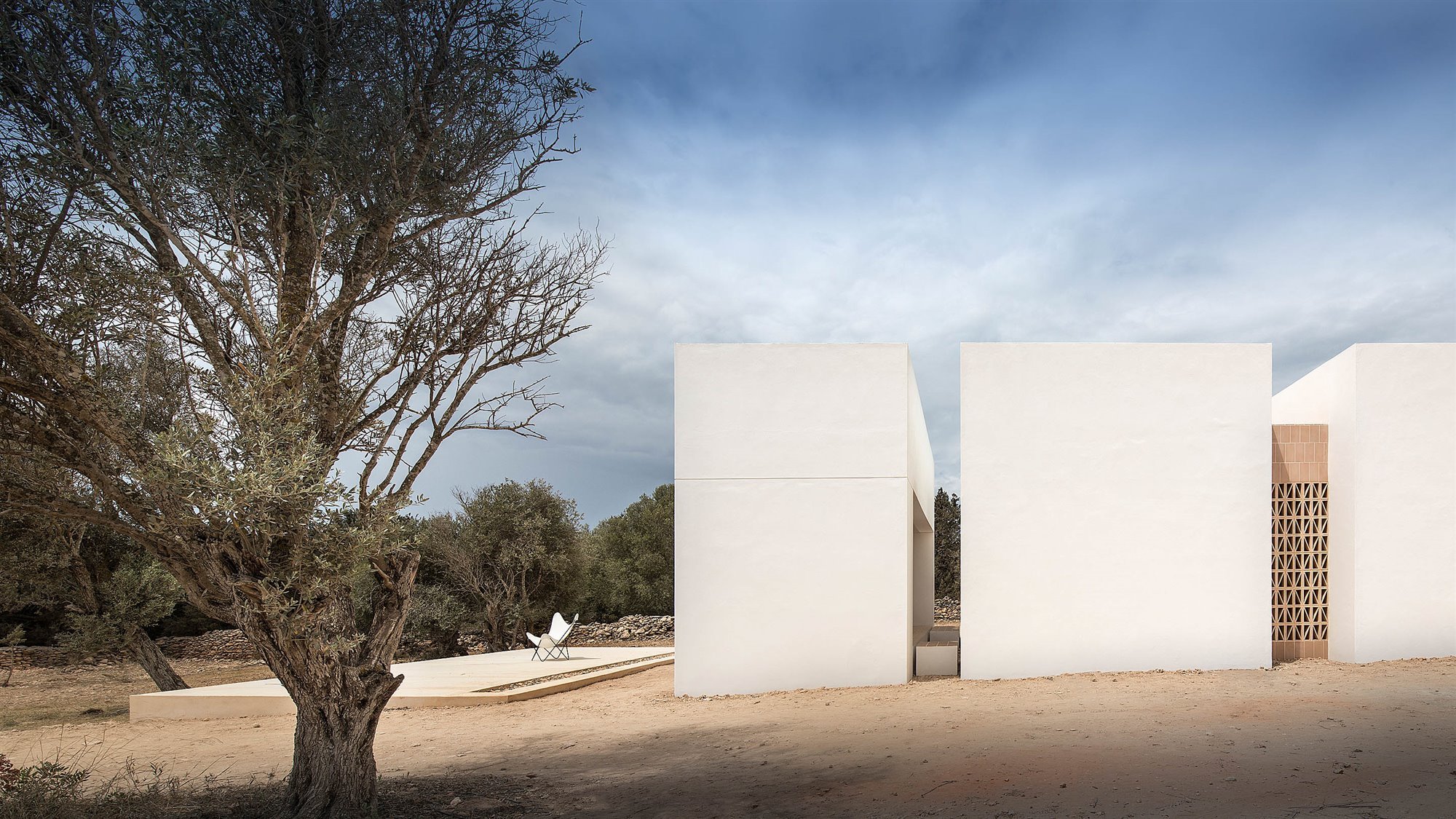 Casa blanca en Formentera del arquitecto Maria Castello exterior con 3 voumenes