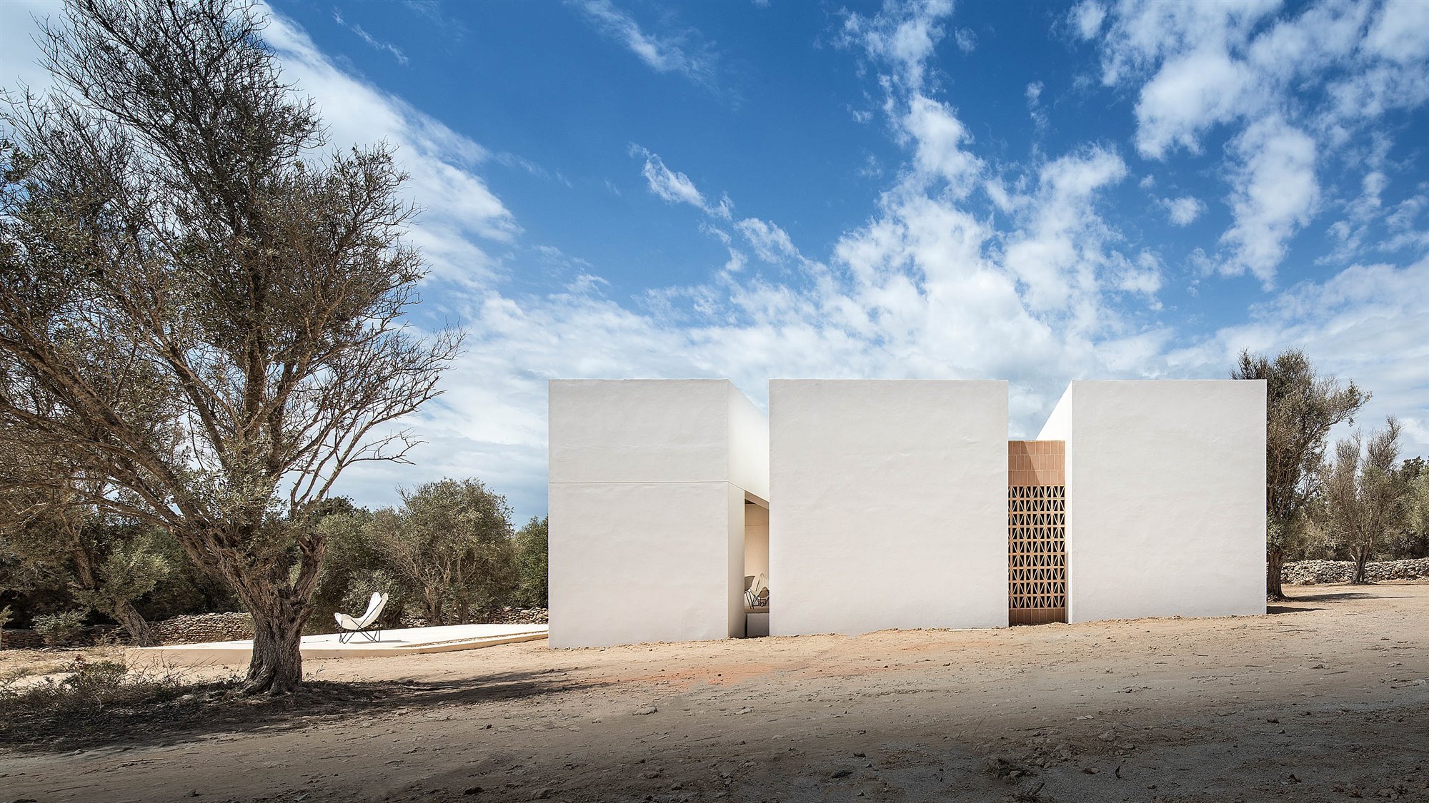 Casa blanca en Formentera del arquitecto Maria Castello exterior de día