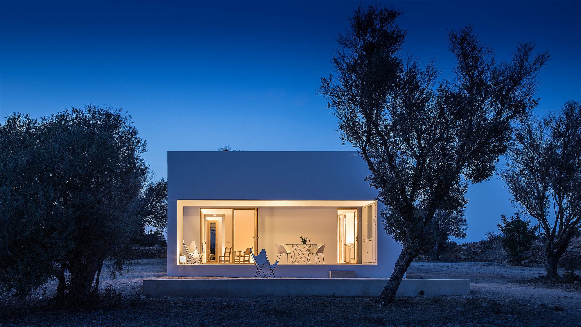 Casa blanca en Formentera del arquitecto Maria Castello exterior de noche