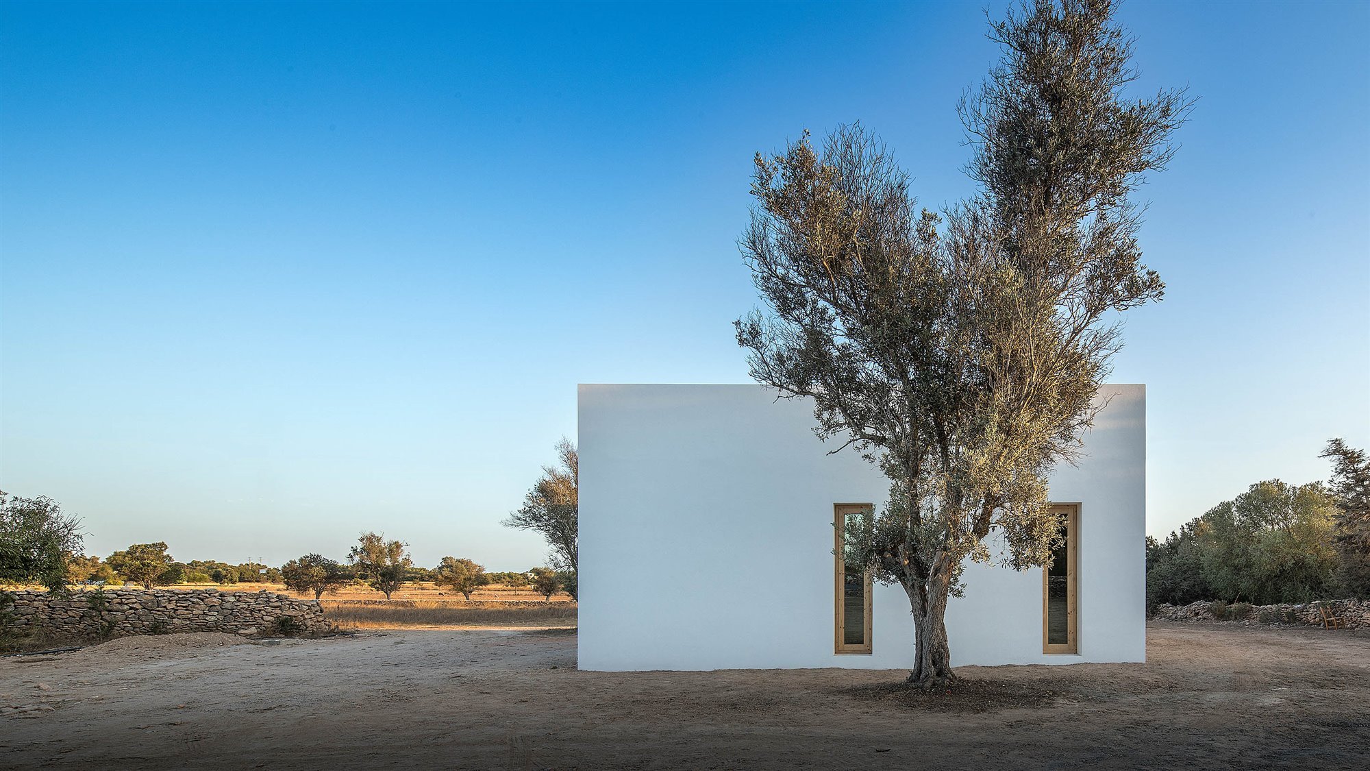 Casa blanca en Formentera del arquitecto Maria Castello fachada encalada