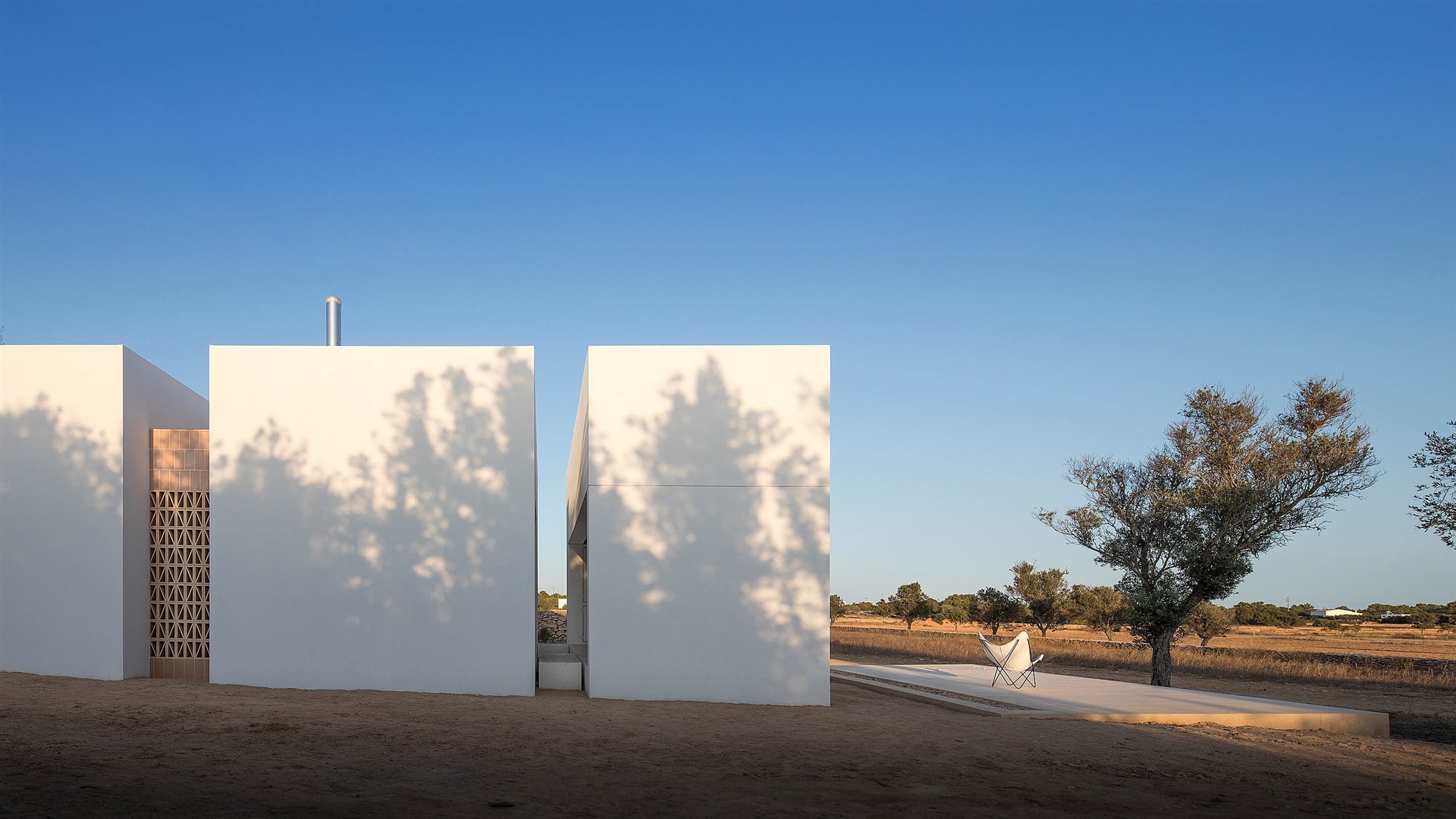 Casa blanca en Formentera del arquitecto Maria Castello porche