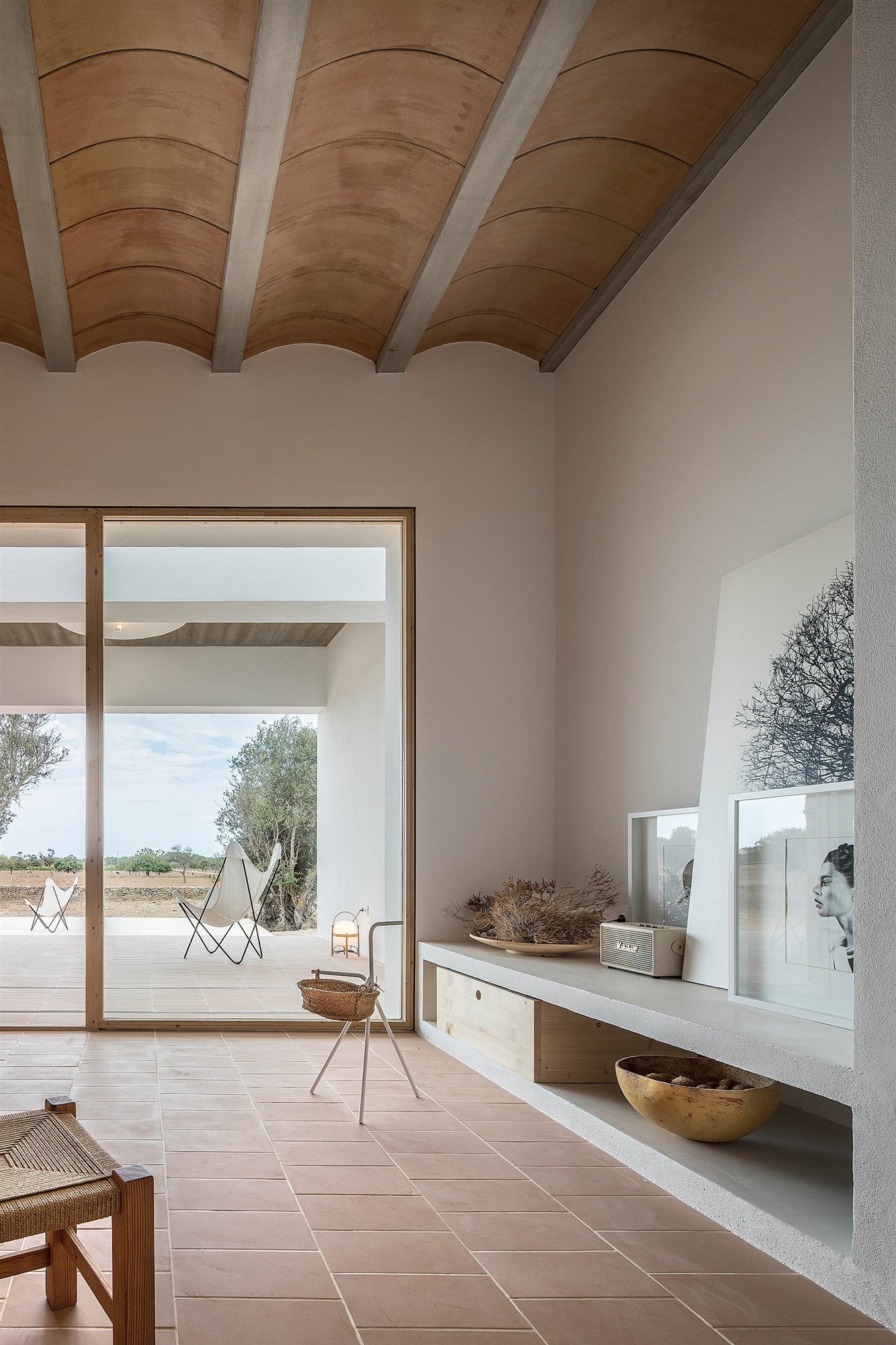 Casa blanca en Formentera del arquitecto Maria Castello salon con vistas al exterior