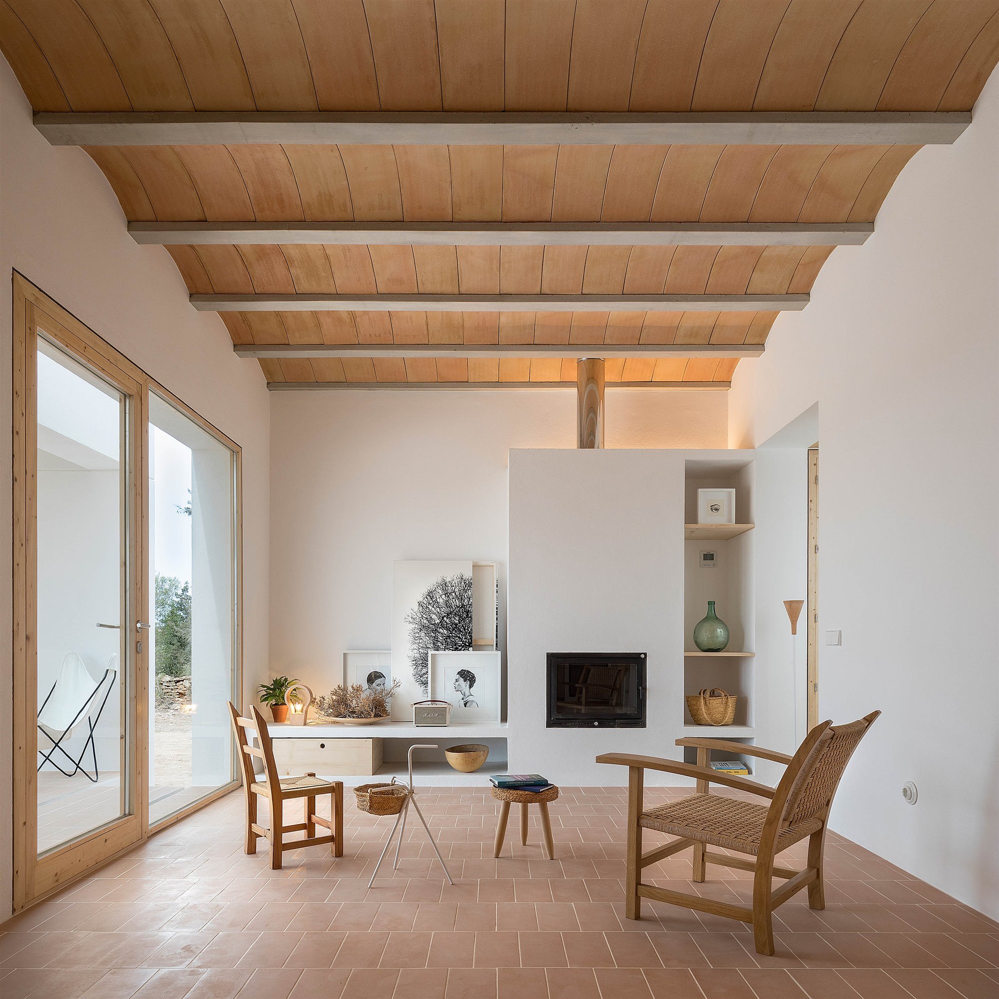 Casa blanca en Formentera del arquitecto Maria Castello salon con volta catalana