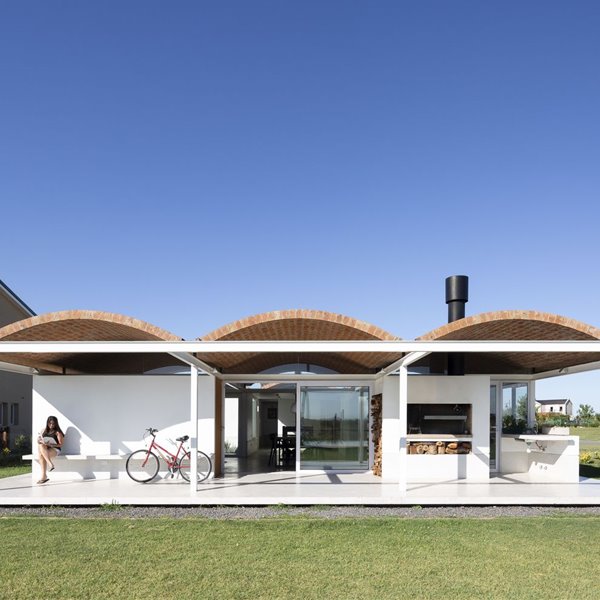 La tradicional bóveda de ladrillo se pone al día en esta moderna casa en Argentina