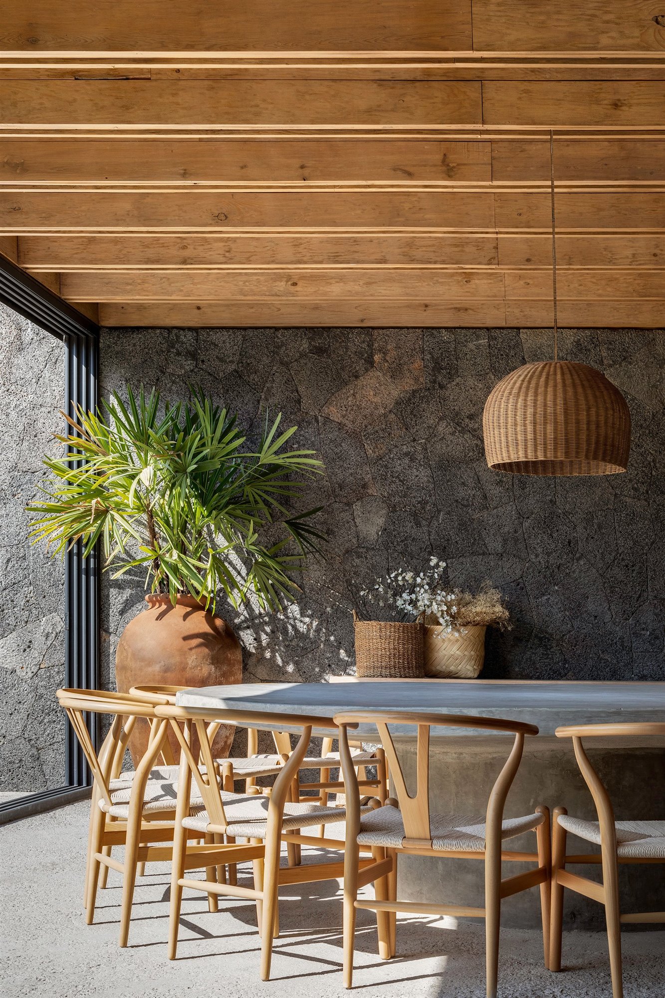 Casa en mexico con techos de madera comedor exterior con mesa redonda