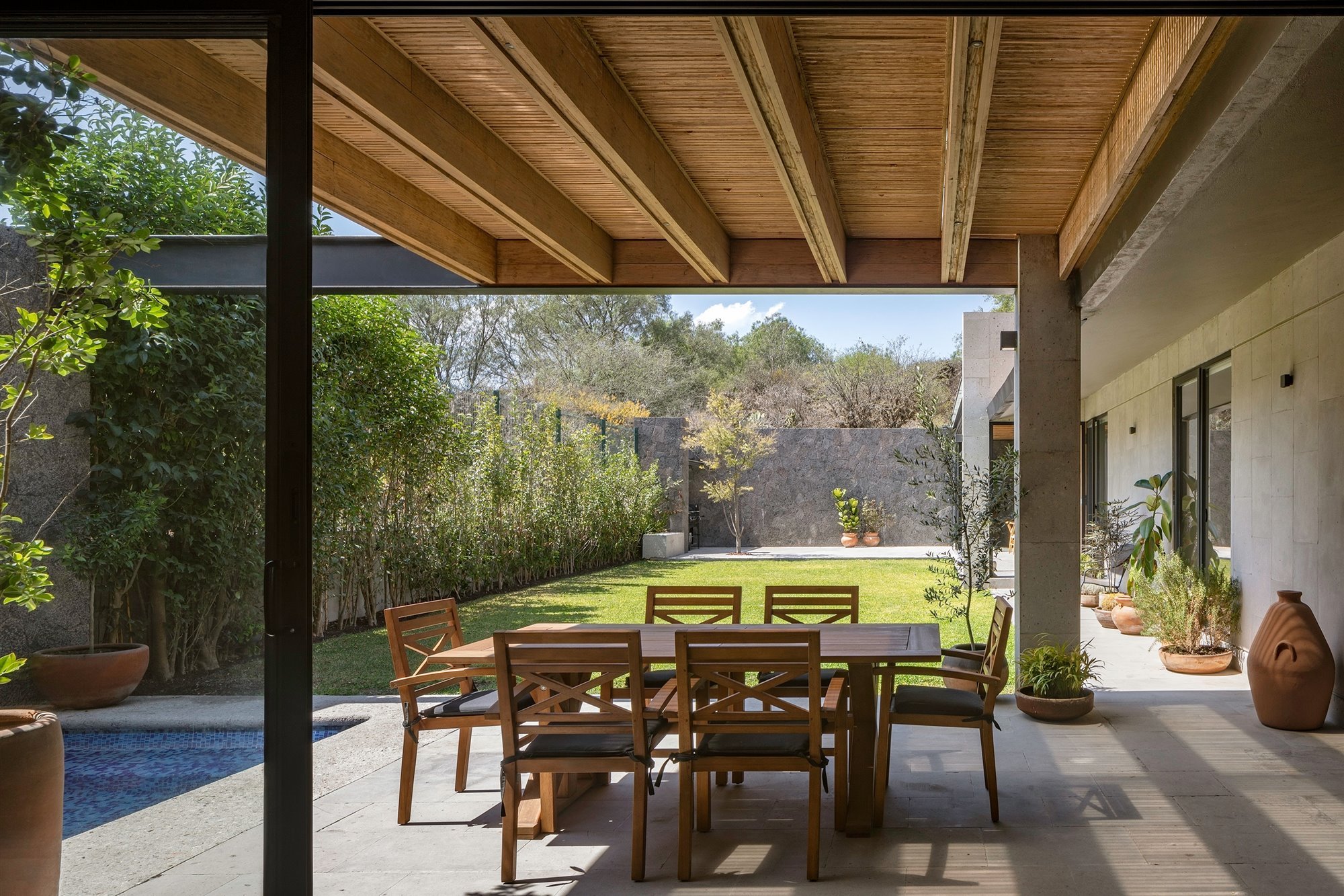 Casa en mexico con techos de madera comedor exterior