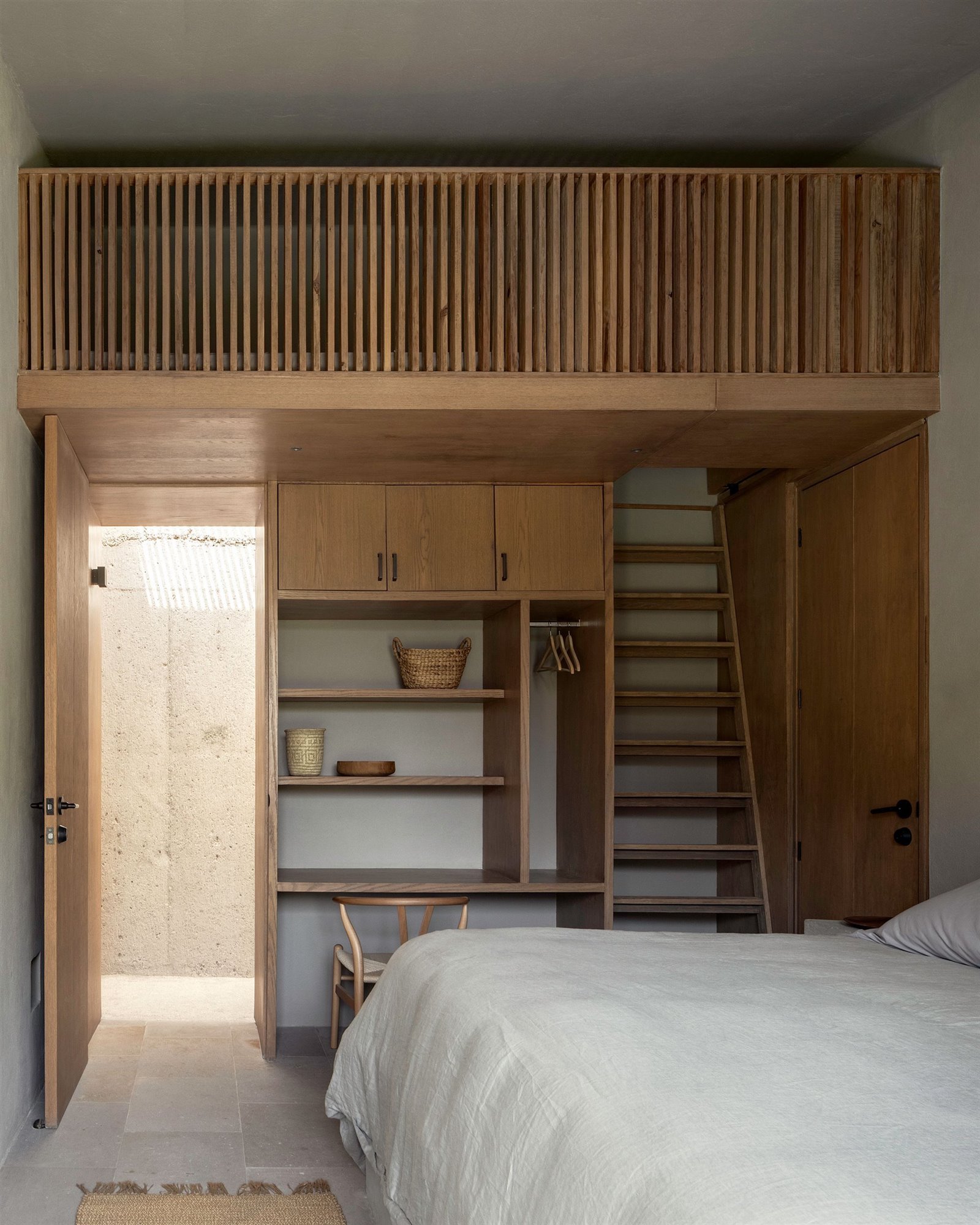 Casa en mexico con techos de madera dormitorio con escalera