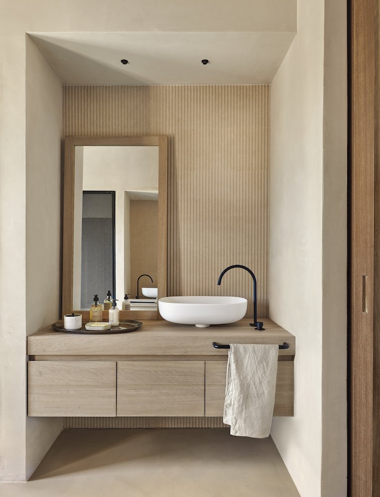 Baño moderno en tonos beige. Follow the leader
