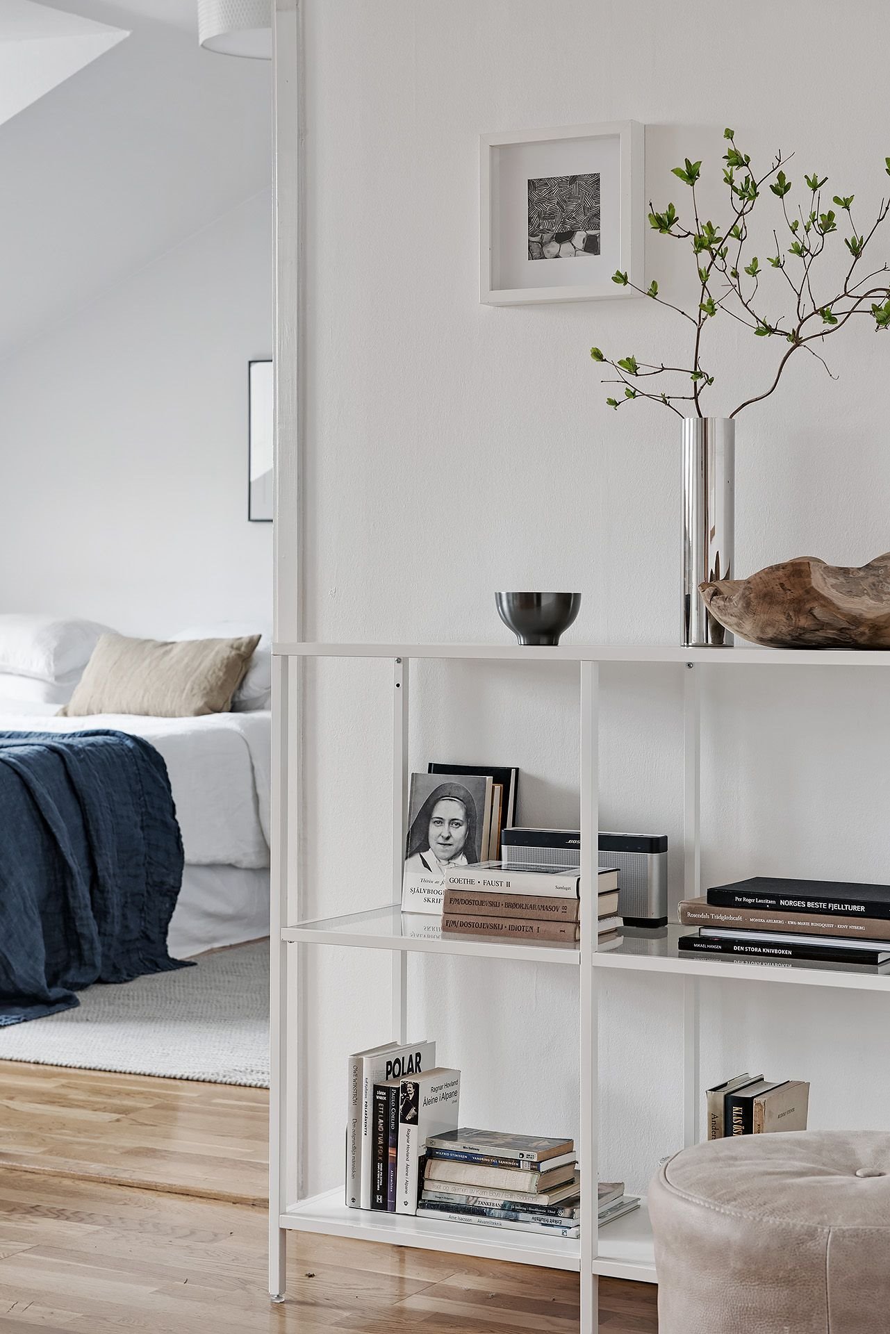 Dormitorio con estanteria modular de Ikea en color blanco. Piensa en modular