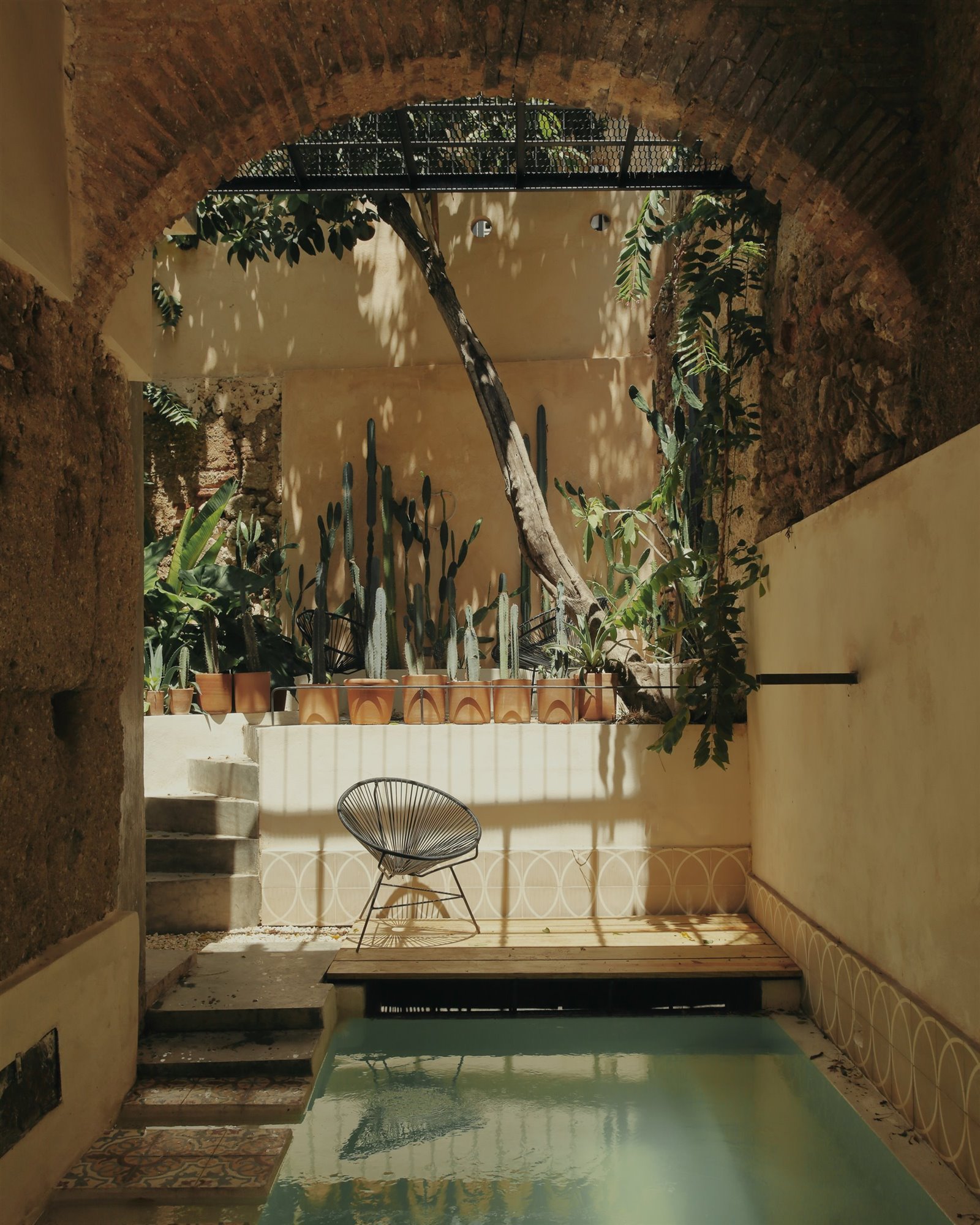 Piscina interior con arco de los hoteles Fixie Lofts