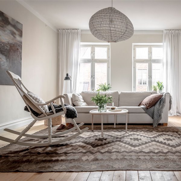 Piso con decoracion nordica y suelos de madera salon con mecedora