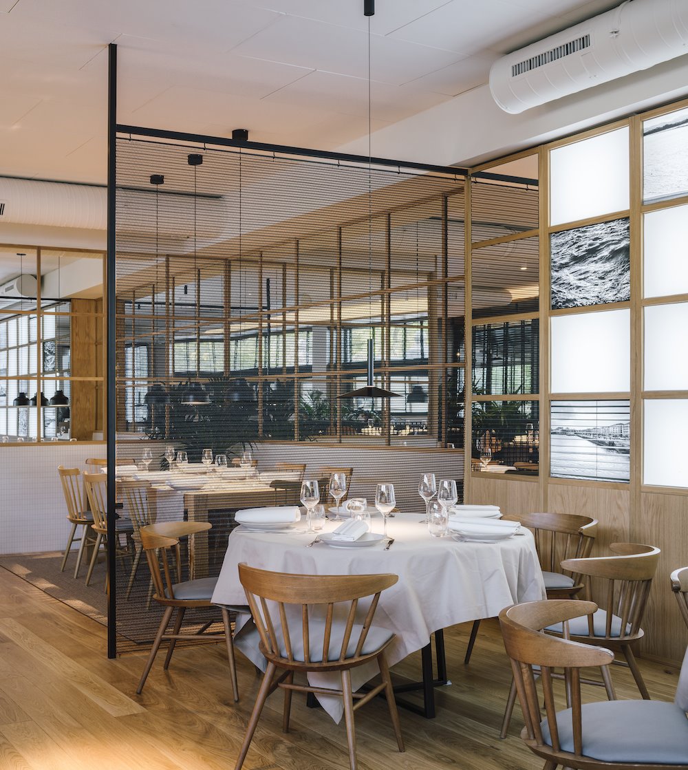 Restaurante La Maruca del estudio de arquitectura Zooco mesa con separación con celosia