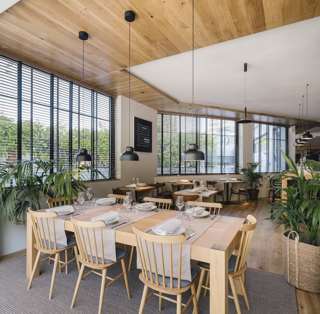 Restaurante La Maruca del estudio de arquitectura Zooco mesa de madera