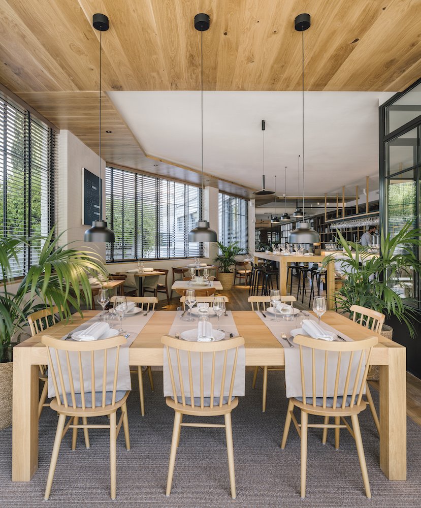 Restaurante La Maruca del estudio de arquitectura Zooco mesa y sillas de madera
