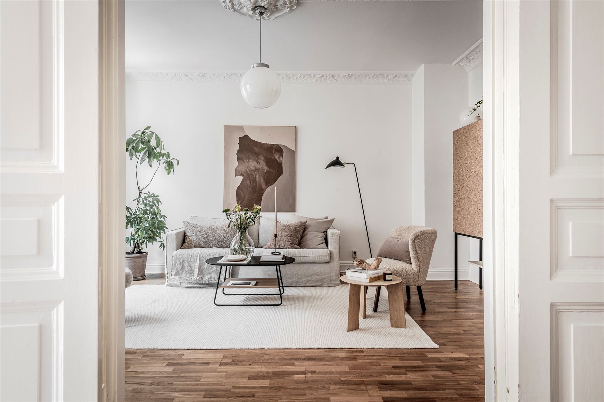 Salon con techo con molduras y muebles con patas