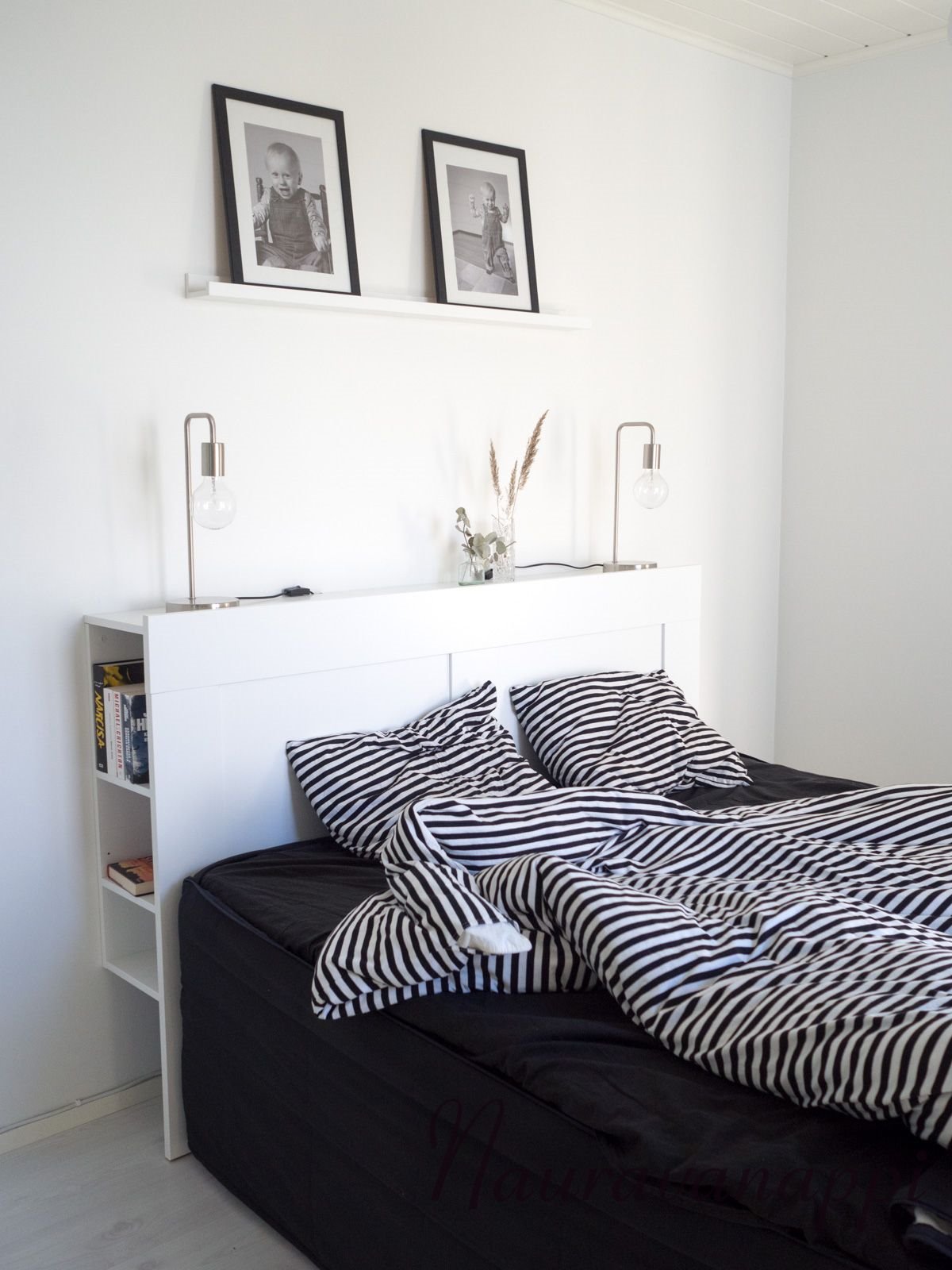 Cama con cabecero con almacenaje modelo Brimnes de Ikea en un dormitorio moderno