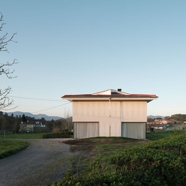 Una moderna casa en Vizcaya con dos plantas independientes a todo COLOR que no reniega de su pasado agrícola