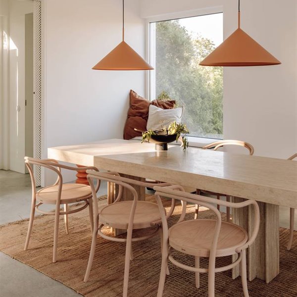 Casa de vacaciones en el algarve en Portugal con fachada e interiores de color blanco comedor con lamparas de techo