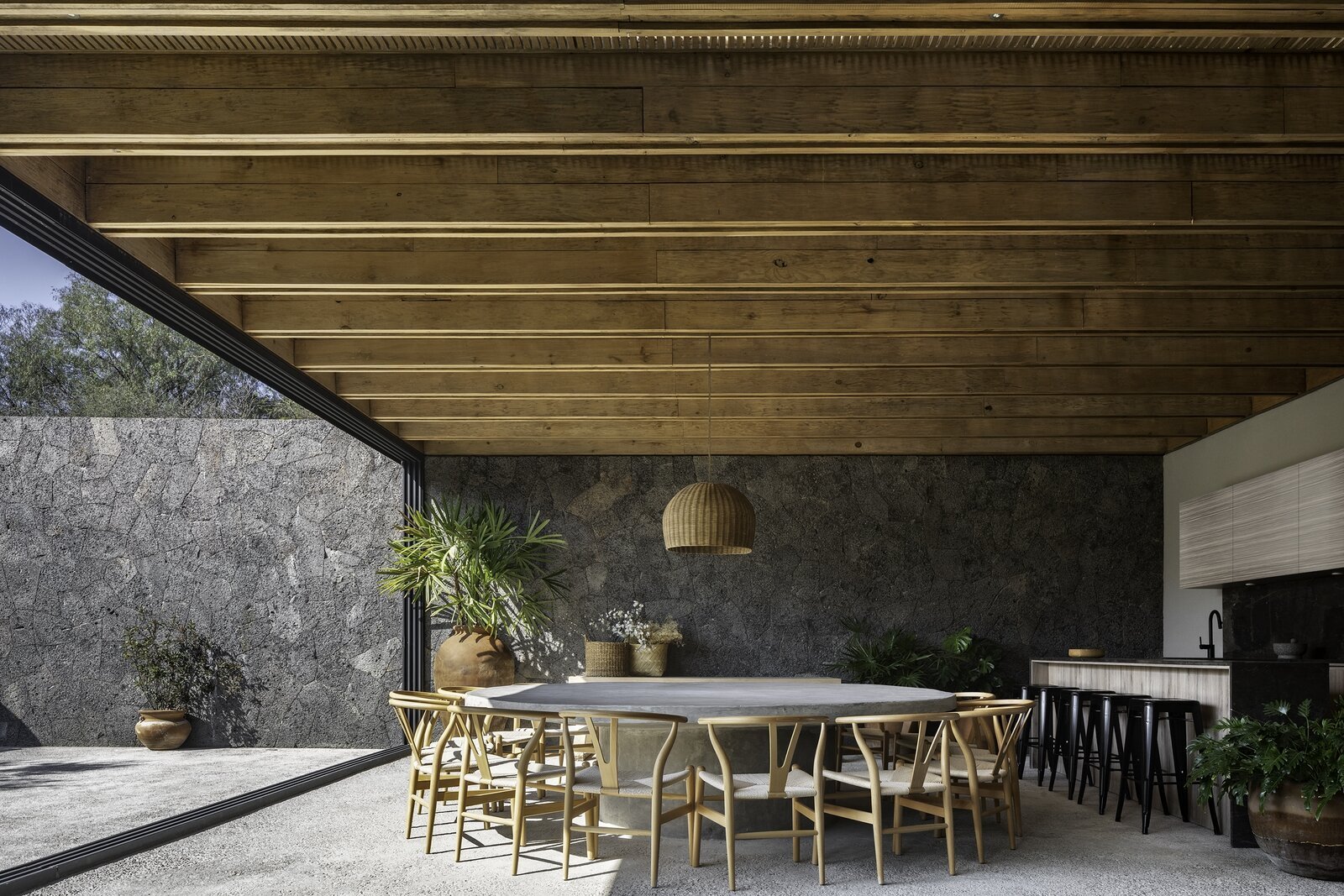 Casa en mexico con techos de madera comedor exterior con mesa redonda