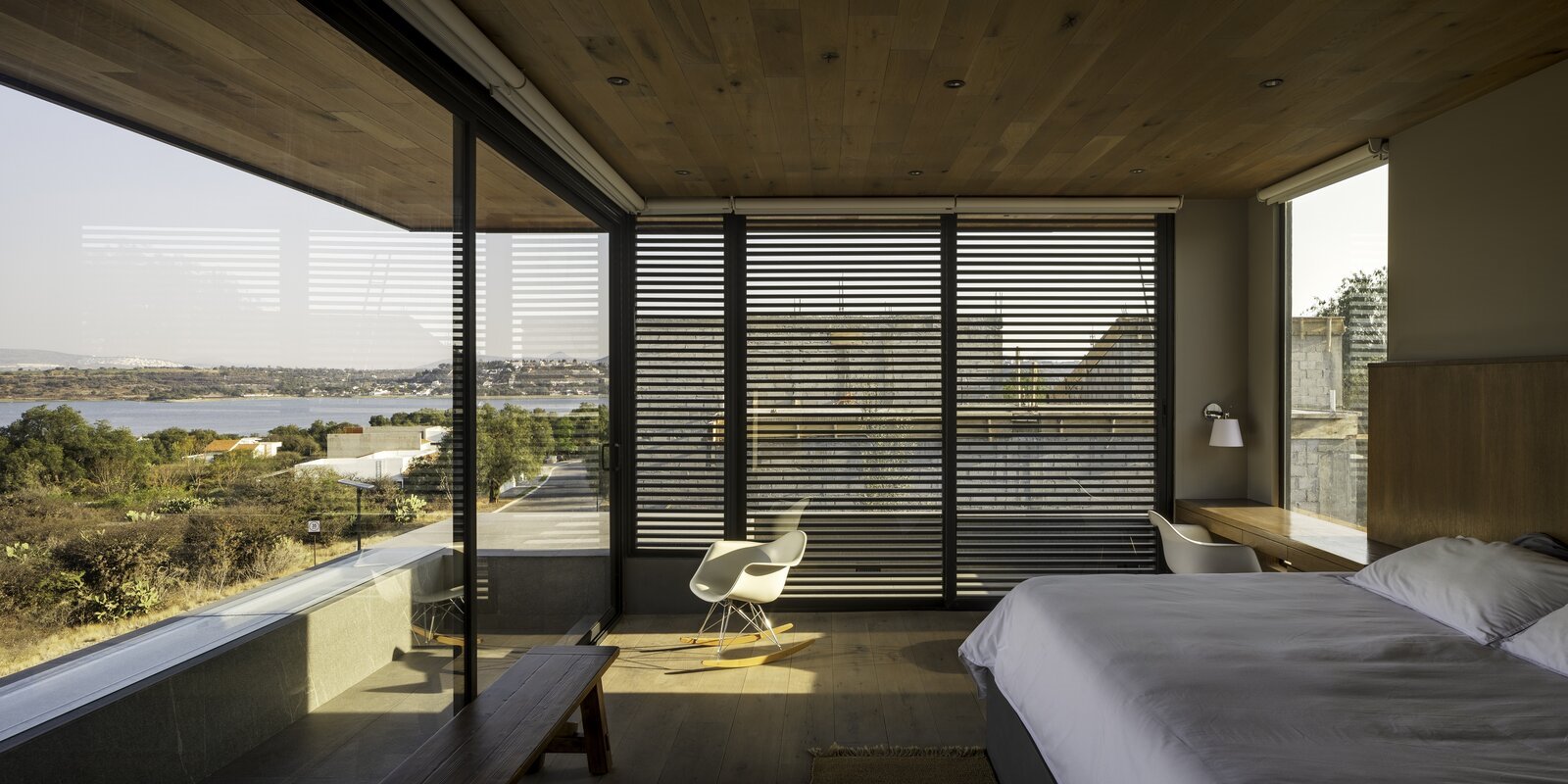 Casa en mexico con techos de madera dormitorio con vistas