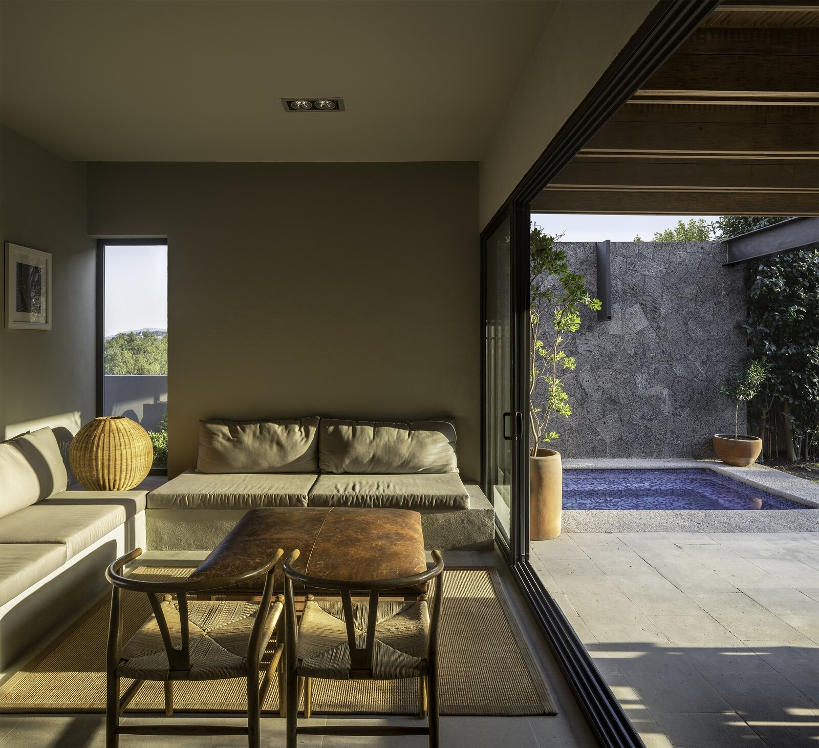 Casa en mexico con techos de madera salon con sillas de madera