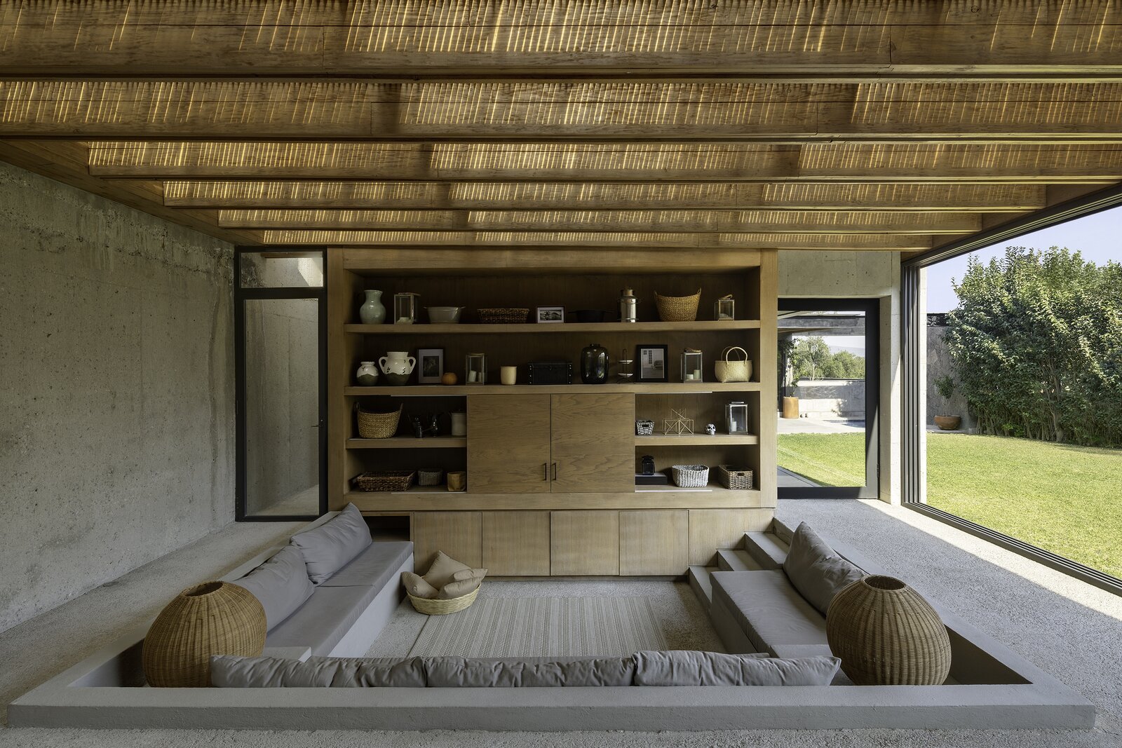 Casa en mexico con techos de madera salon con sofas de obra