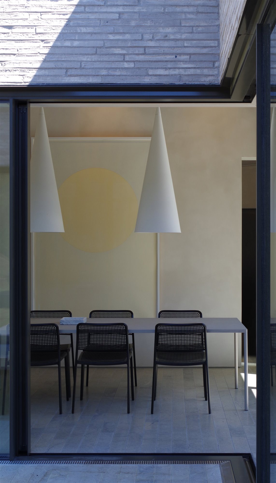 Casa moderna con fachada de piedra en mitad del bosque comedor