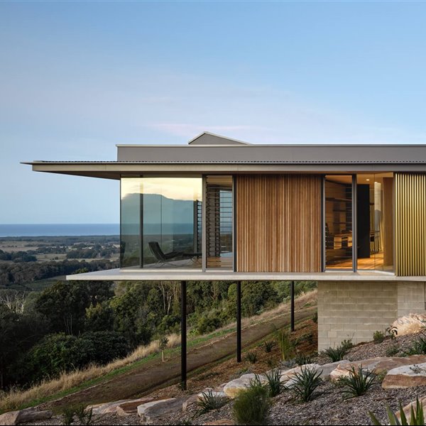 Casa moderna sobre una colina en Byron Bay Australia fachada