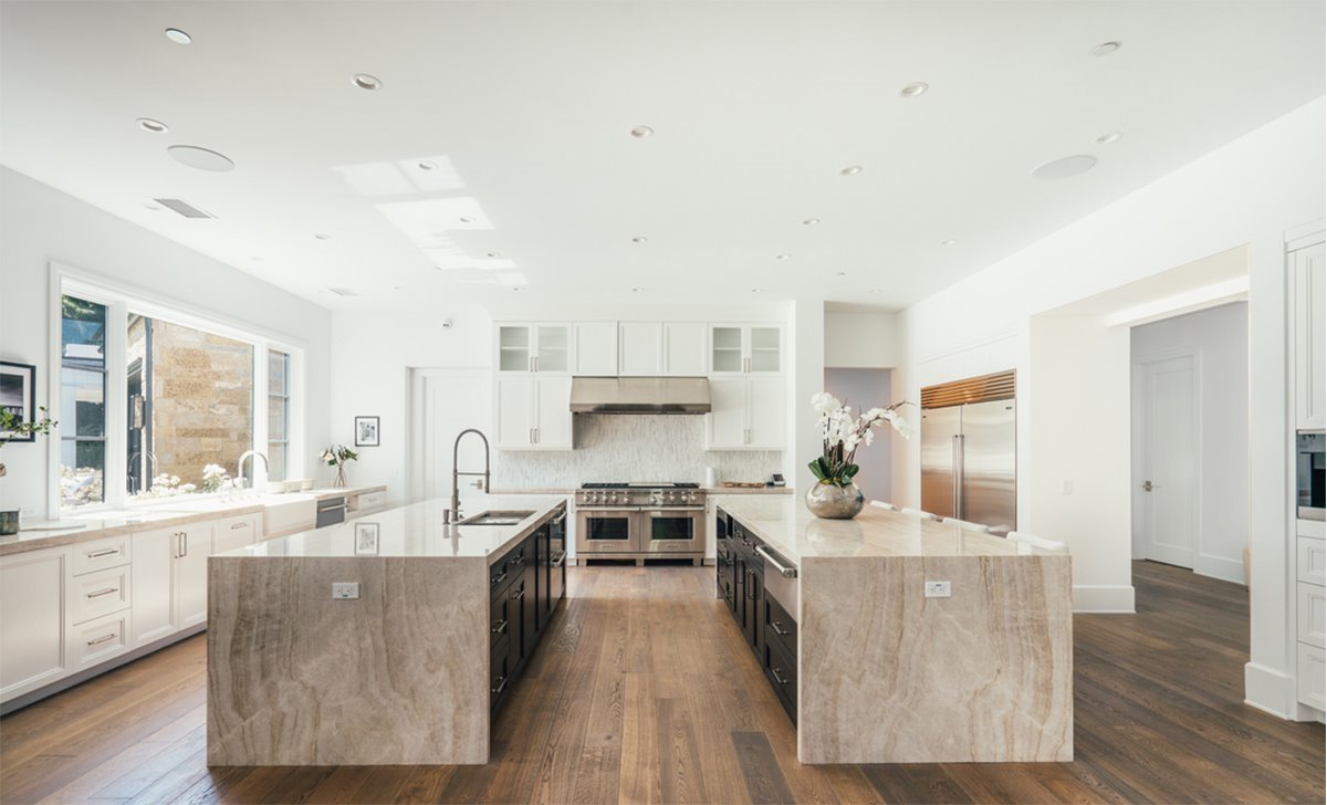 cocina-con-dos-islas-de-piedra-natural-de-la-mansion-de madonna en Los Ángeles