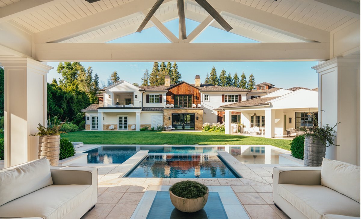 comedor-con-porche-exterior-la-mansion-de Madonna en los ángeles