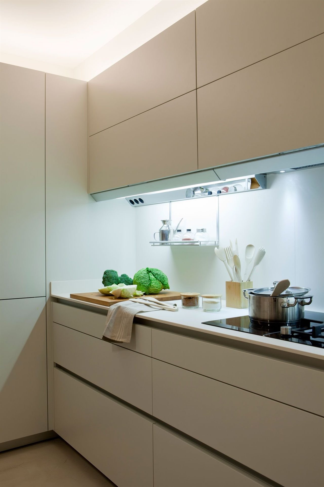 El sistema de iluminación indirecta es una opción a tener en cuenta si estás pensando en cambiar la luz en la cocina. 