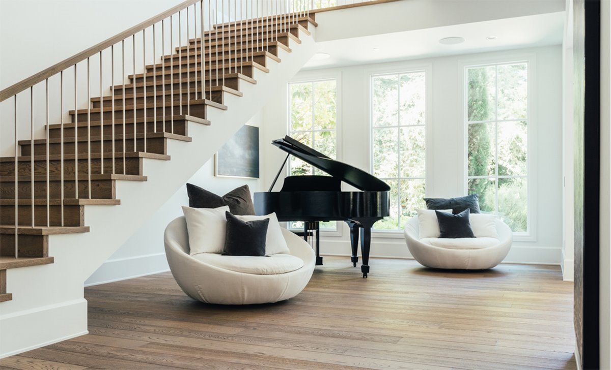 escalera-con-butacas-y-un-piano-de-la-mansion-de Madonna en Los Angeles