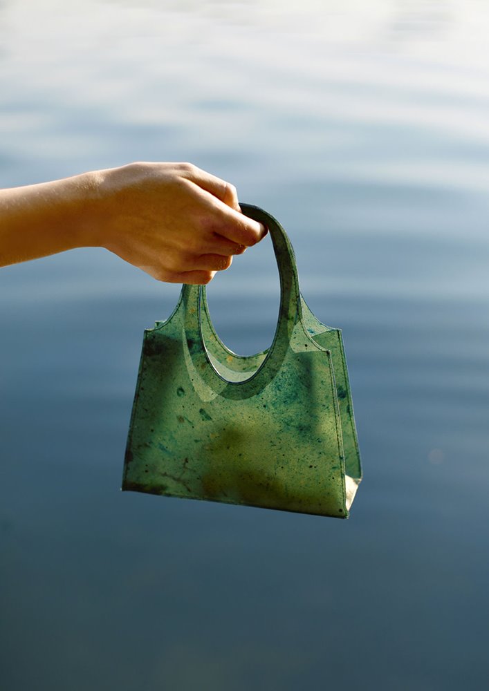 Las bolsas tienen un diseño minimalista que pone en énfasis su materialidad y color.