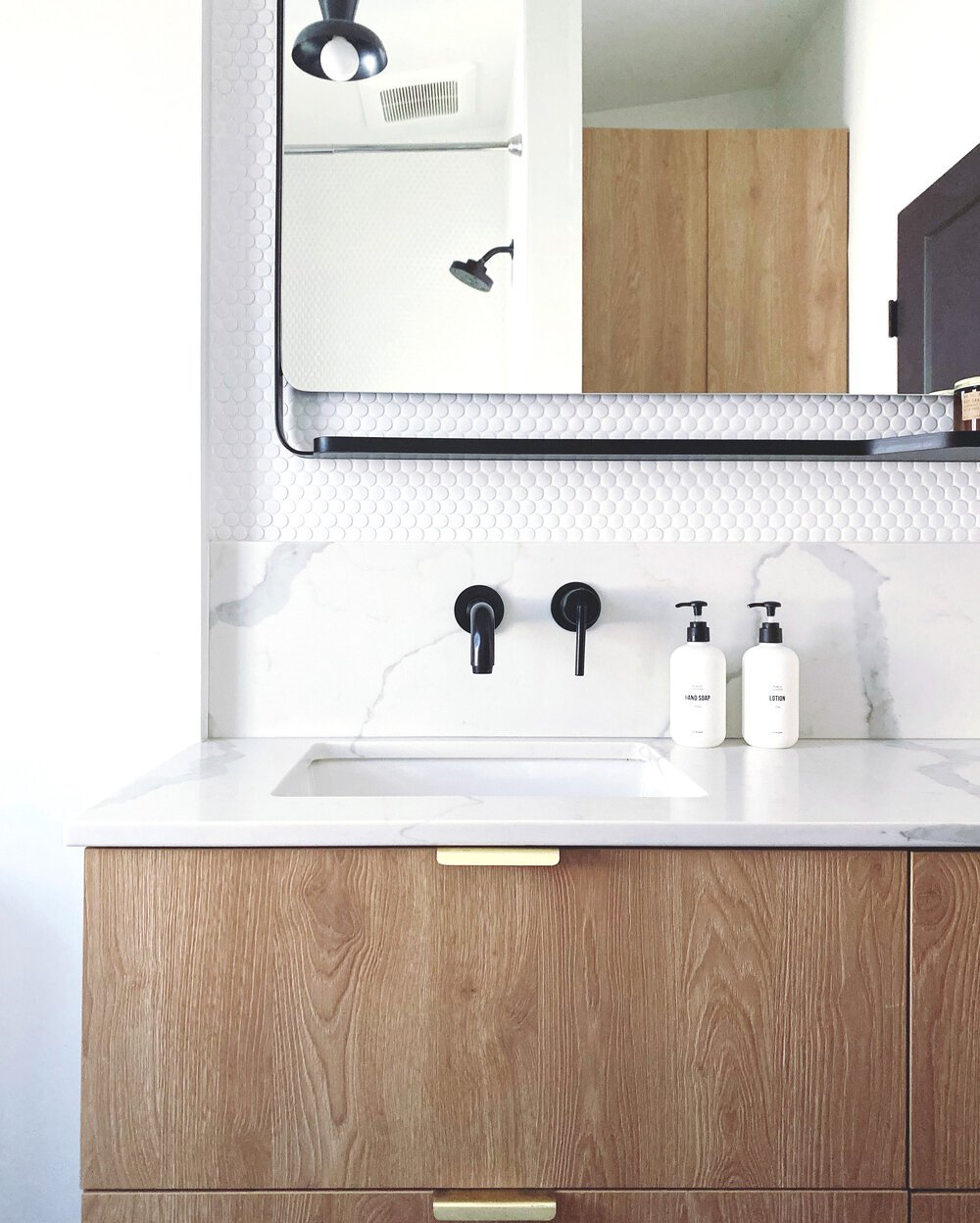 Mueble de baño Godmorgon de Ikea con frontales de madera clara