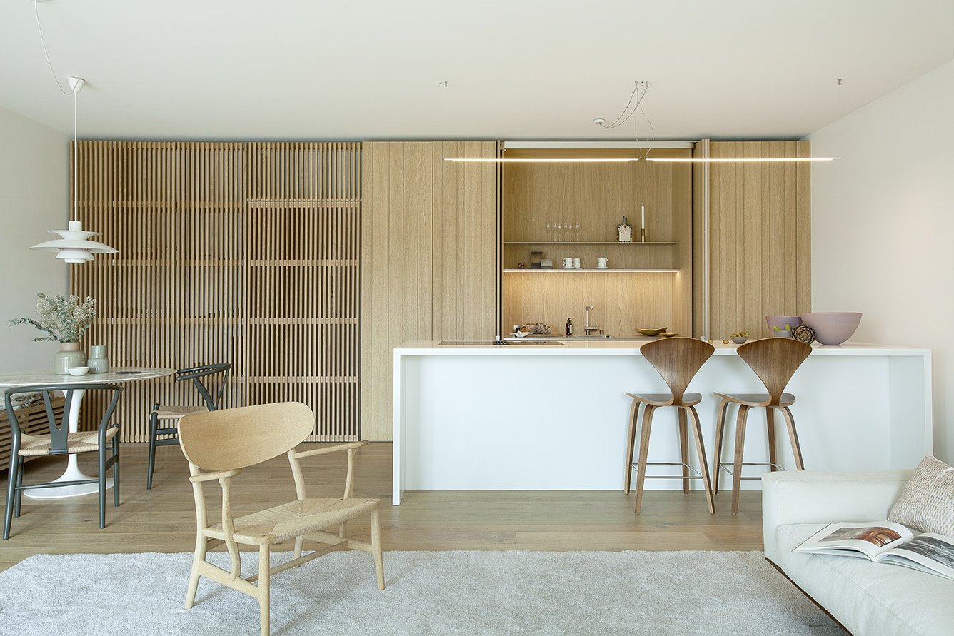 Piso con decoracion moderna en Francia con suelos y paredes de madera cocina comedor y salon