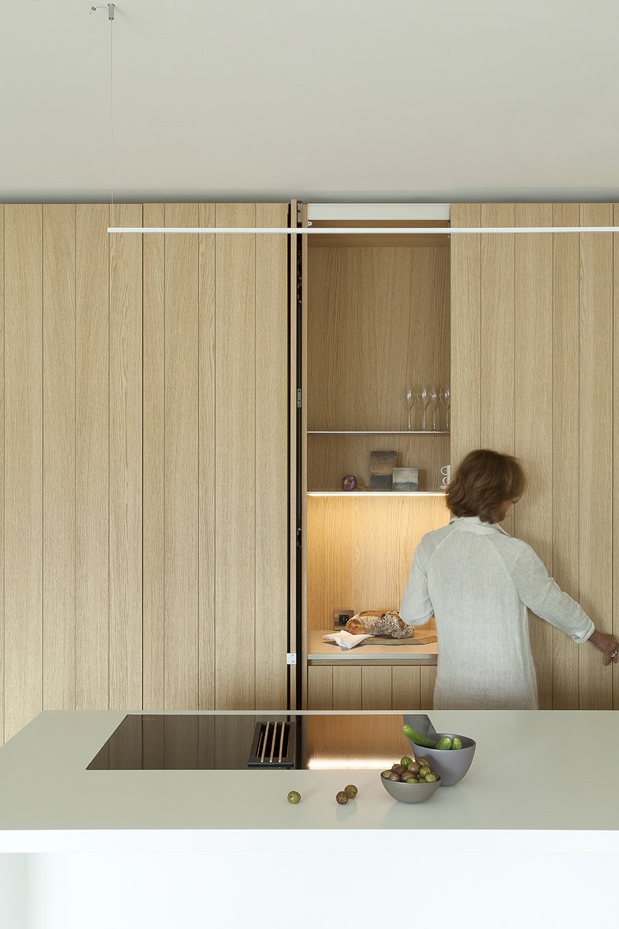 Piso con decoracion moderna en Francia con suelos y paredes de madera cocina con armarios ocultos